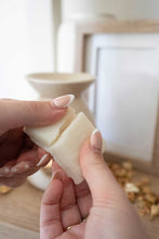 Load image into Gallery viewer, Dark Honey &amp; Tobacco Wax Melt
